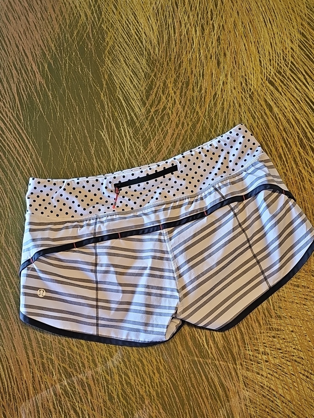 Lululemon Women’s White & Gray Striped Running Shorts Sz 6 Super Cute!